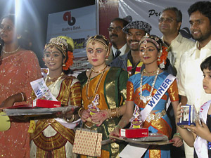 3 dancers at the Hyderabad event