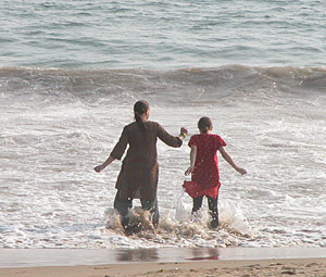 Lene & Freya head for the water